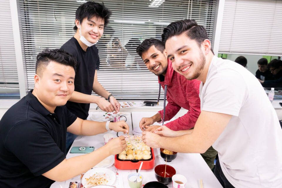 Let’s cook Takoyaki with university students !　大学生とたこ焼きを作ろう！